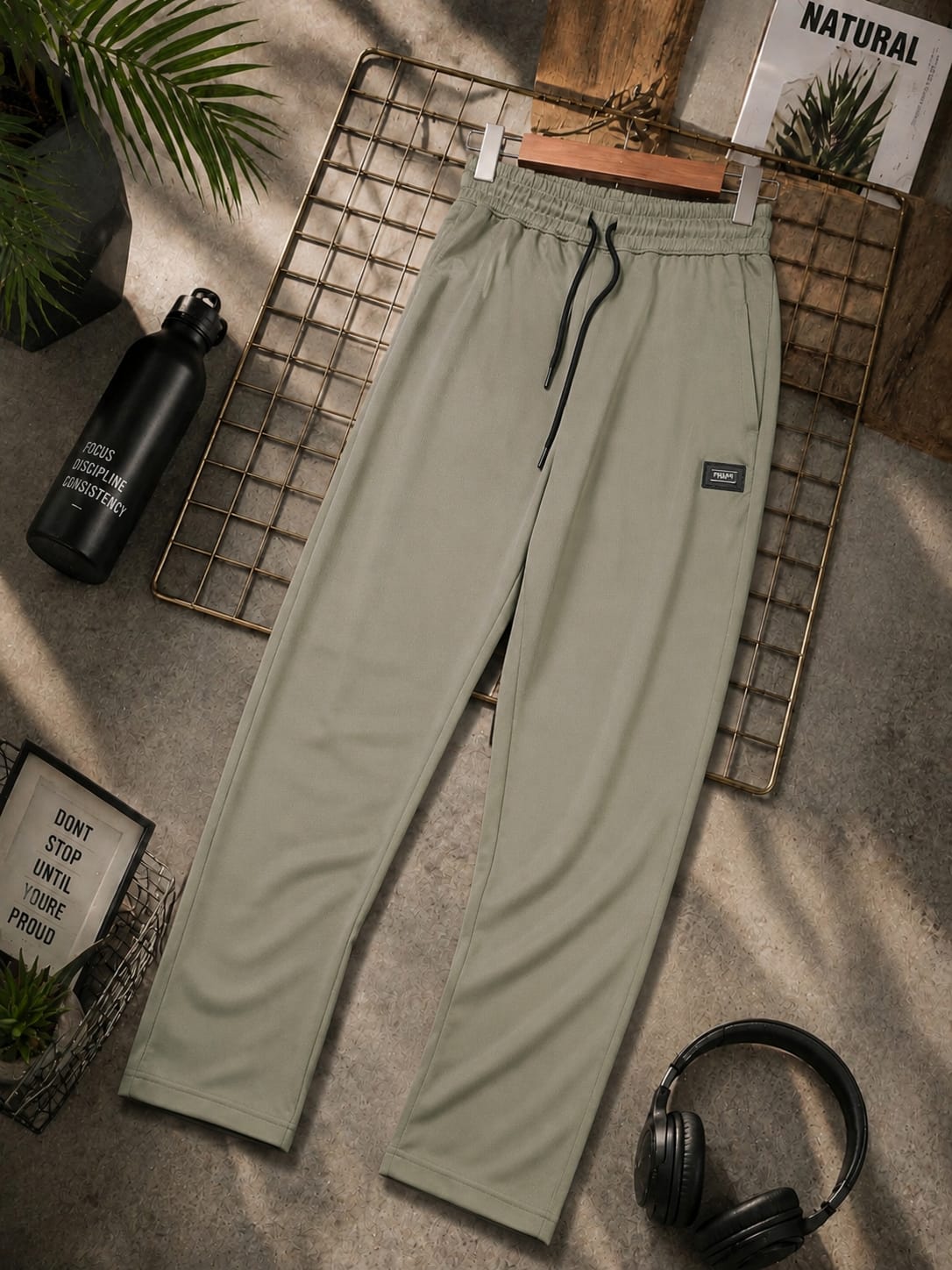 Men’s beige jogger trousers with elastic waistband, adjustable drawstring and side pocket